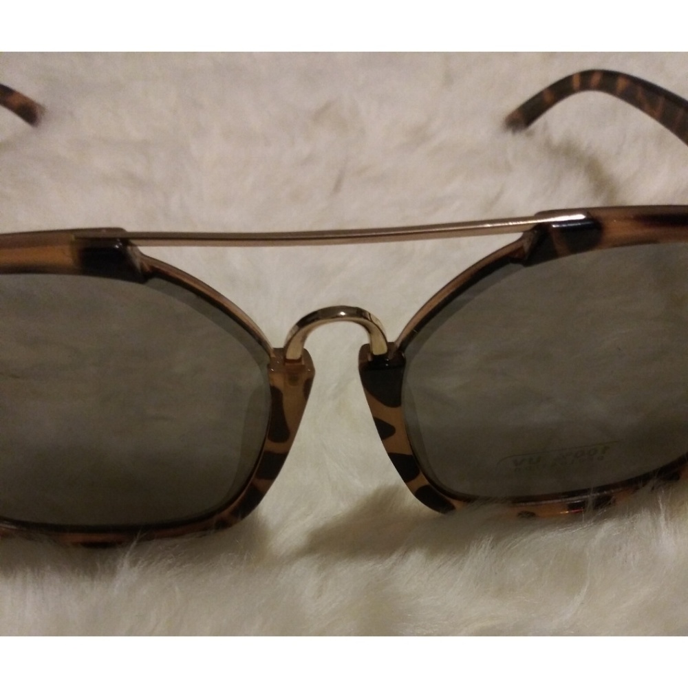 Tortoise Shell Frame Sunglasses - Picture 5 of 5